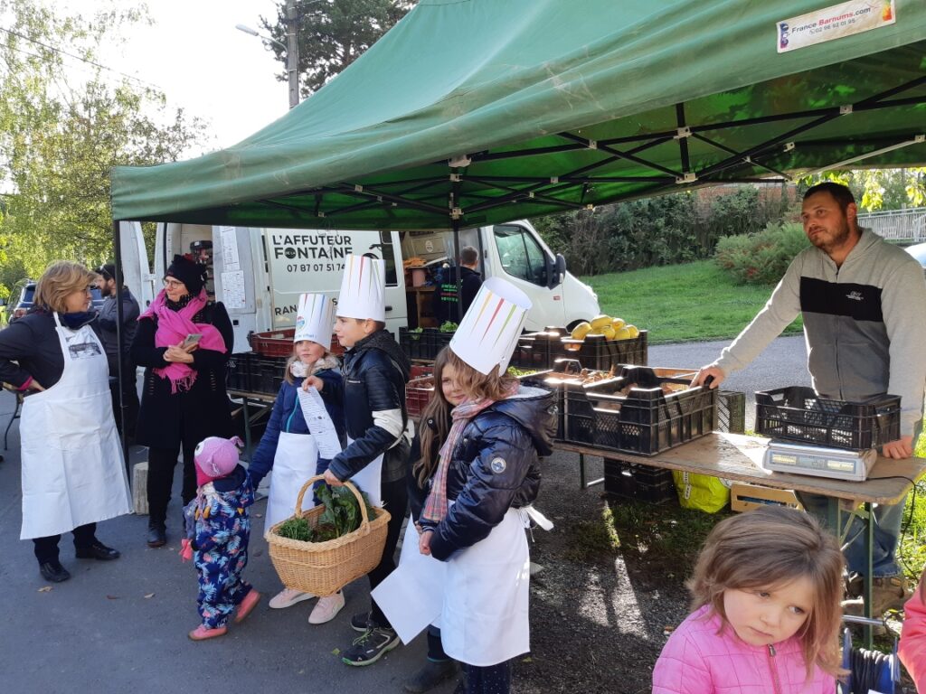 des enfants et des légumes